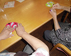 うちわ作りの写真