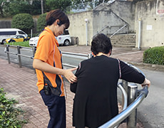 屋外歩行訓練の写真